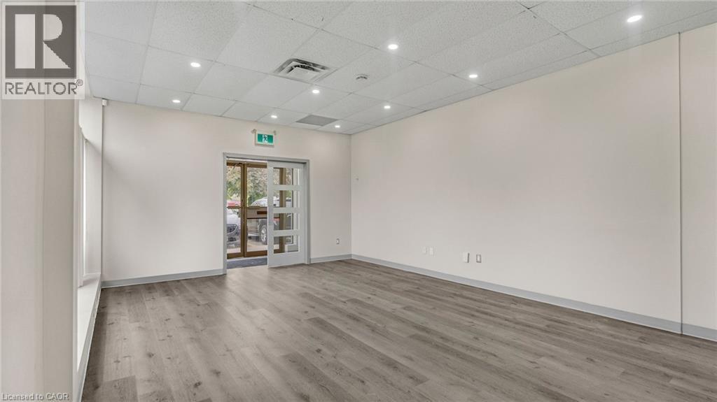 Photo 8 of 2 Castlewood Boulevard Unit 12, Dundas ON