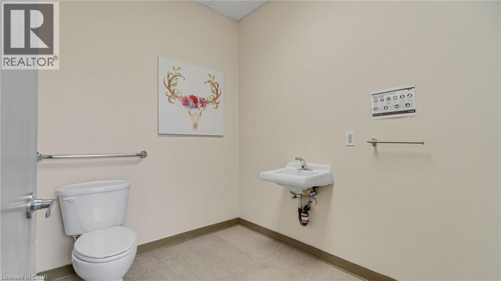 Photo 15 of 2 Castlewood Boulevard Unit 12, Dundas ON