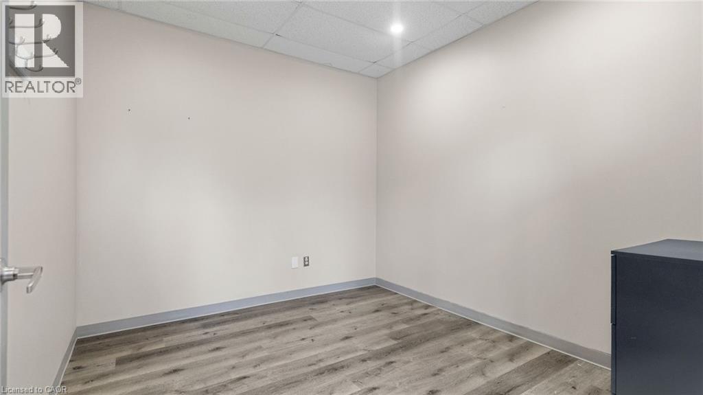 Photo 9 of 2 Castlewood Boulevard Unit 12, Dundas ON