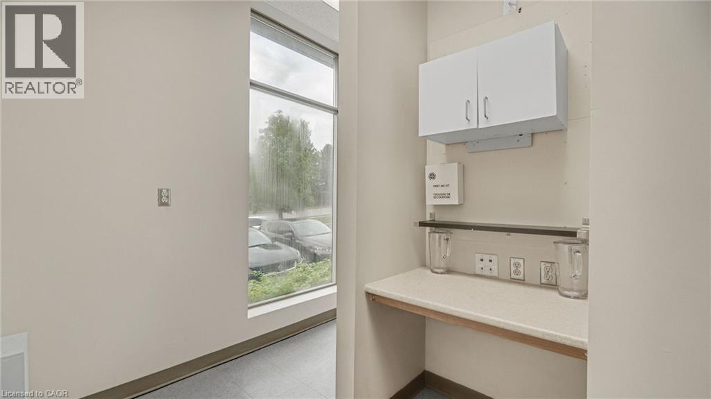 Photo 12 of 2 Castlewood Boulevard Unit 12, Dundas ON