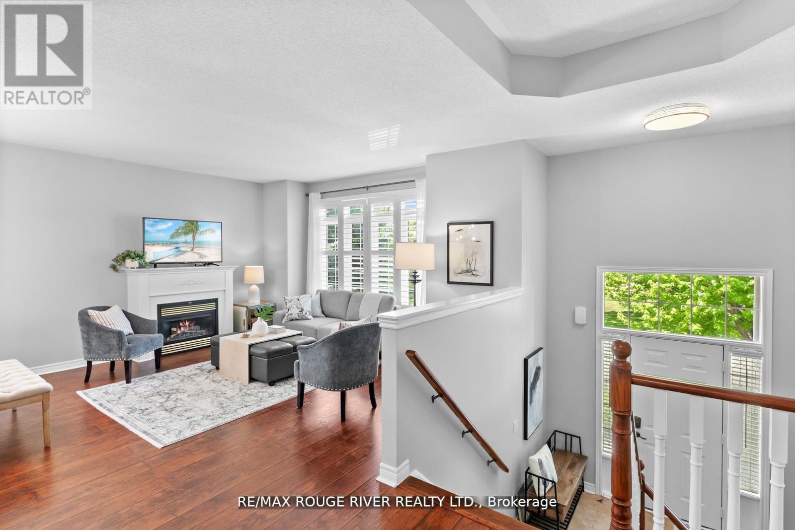 Photo 4 of 11 Maple Edge Lane, Whitby ON