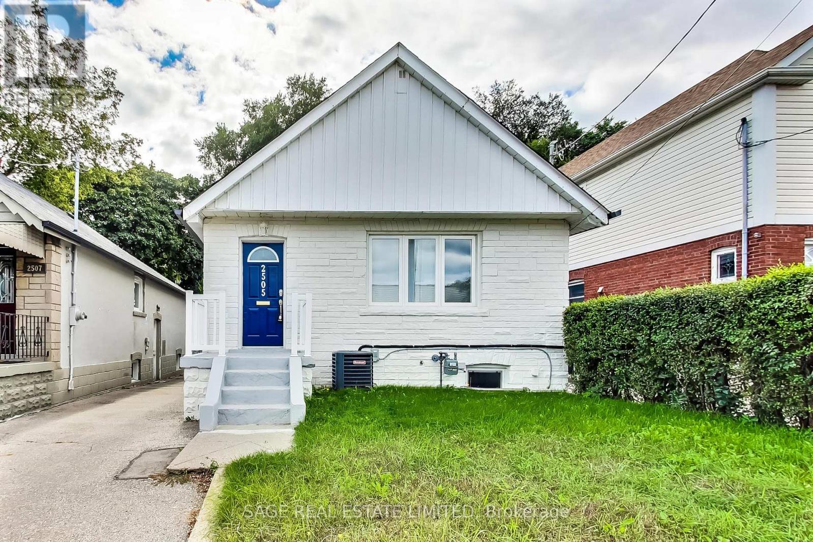 Photo 2 of Lower 2505 Gerrard Street E, Toronto ON