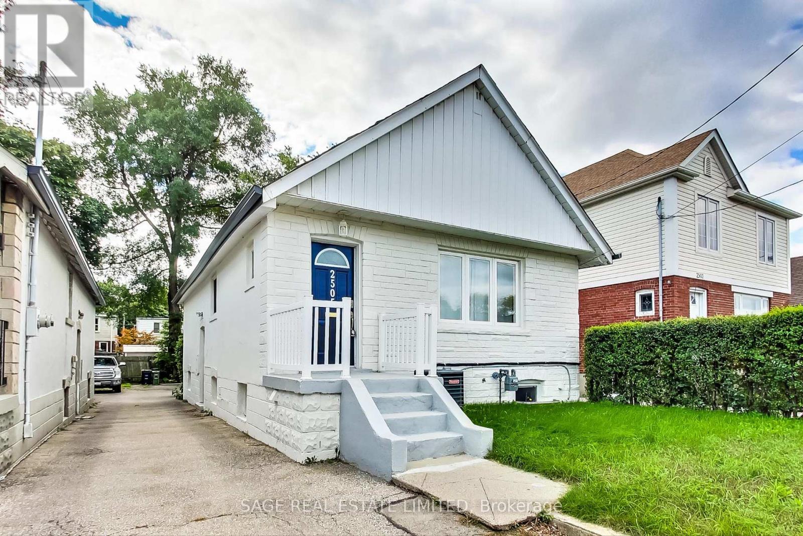 Photo 3 of Lower 2505 Gerrard Street E, Toronto ON