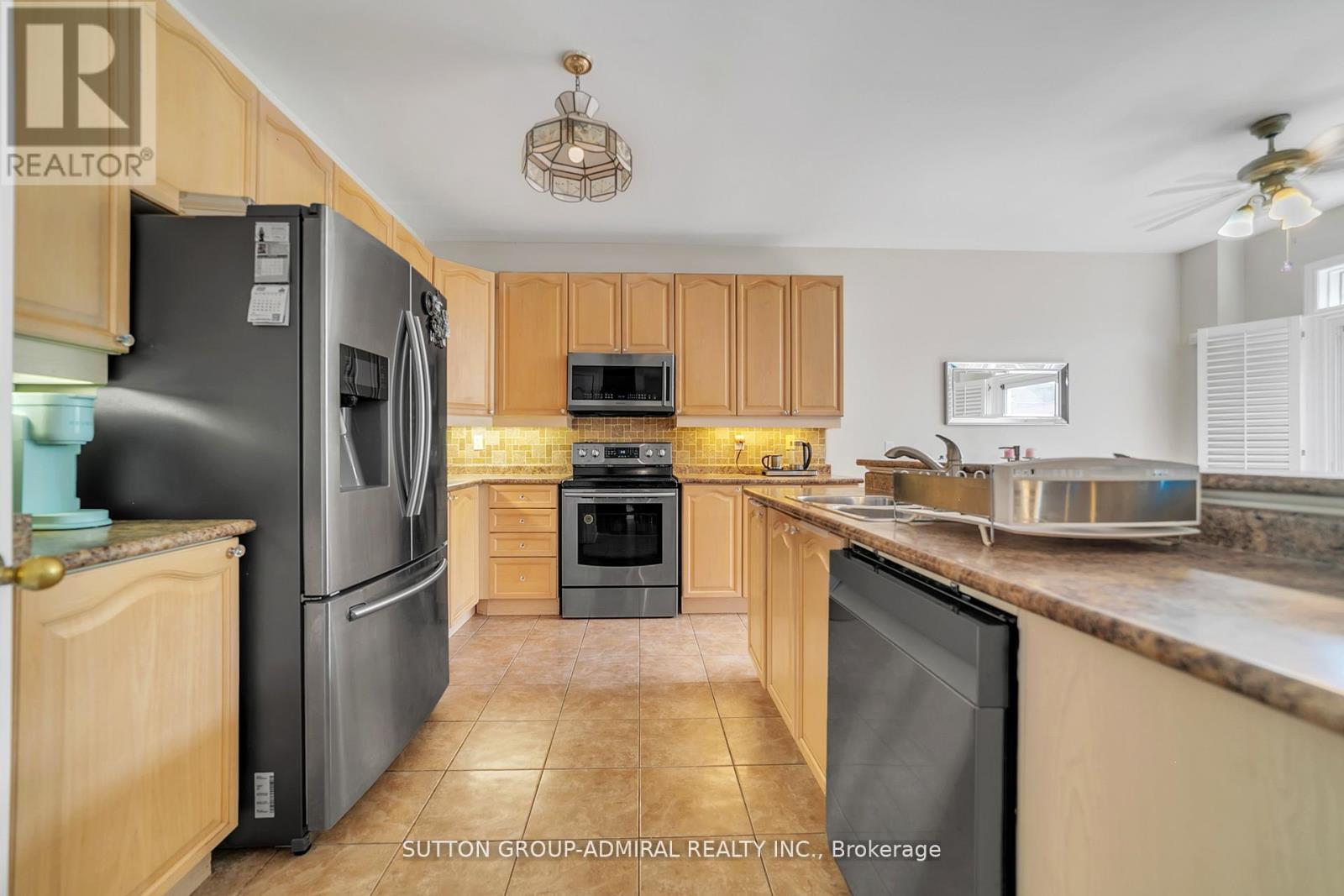 Photo 10 of 70 Blackforest Drive, Richmond Hill ON