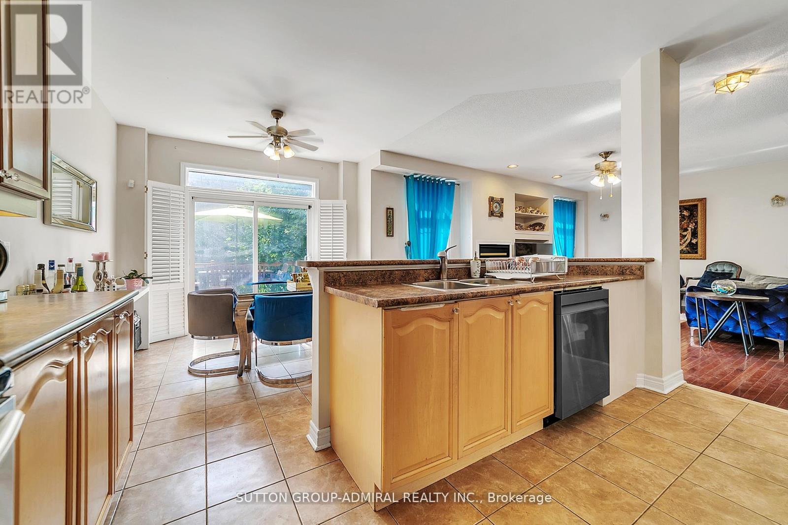 Photo 11 of 70 Blackforest Drive, Richmond Hill ON