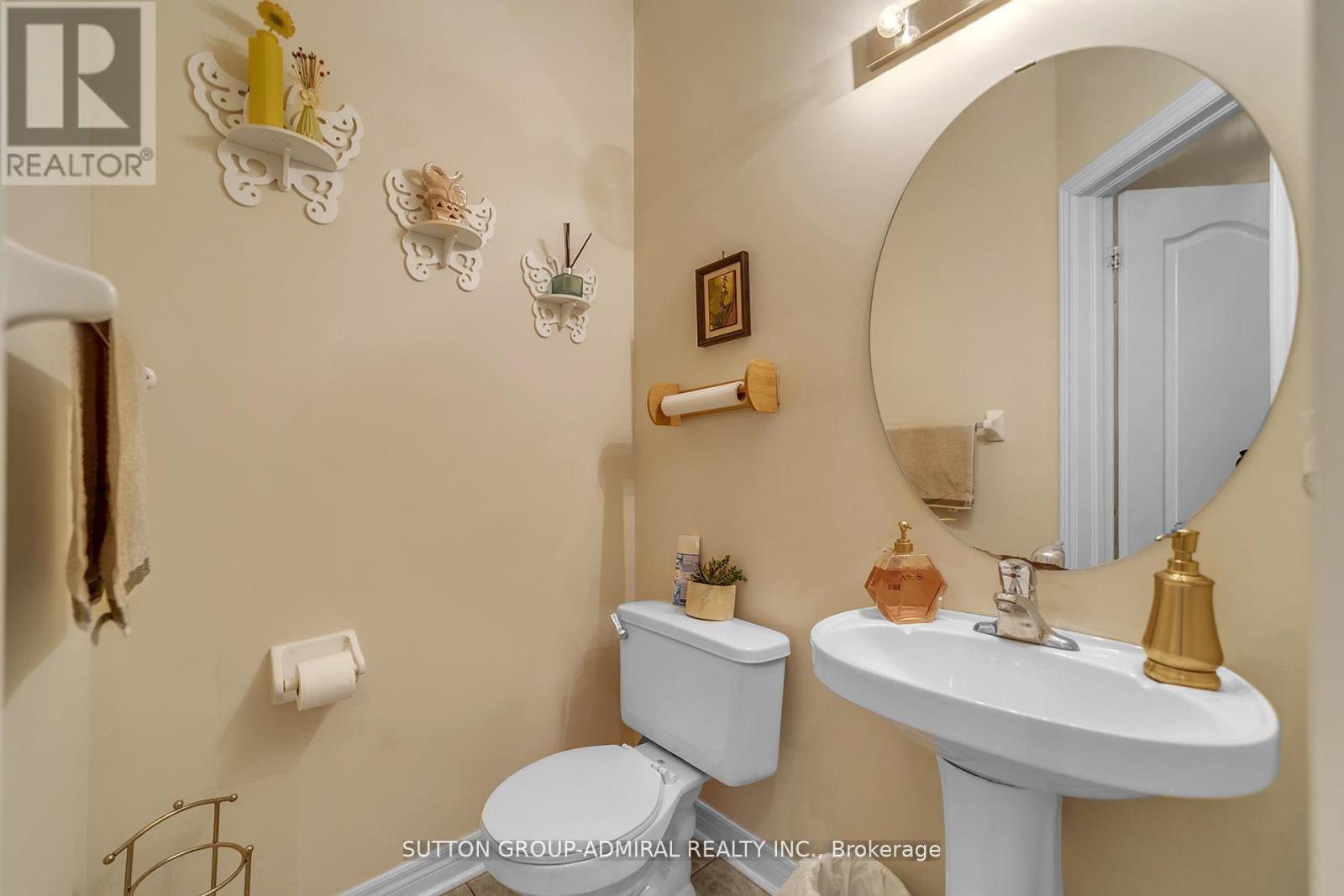 Photo 12 of 70 Blackforest Drive, Richmond Hill ON