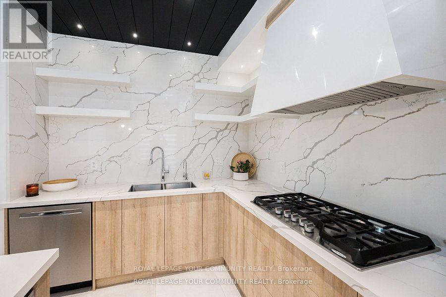 Photo 25 of 54 Frederick Taylor Way, East Gwillimbury ON