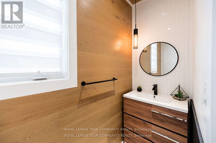Photo 1 of 54 Frederick Taylor Way, East Gwillimbury ON