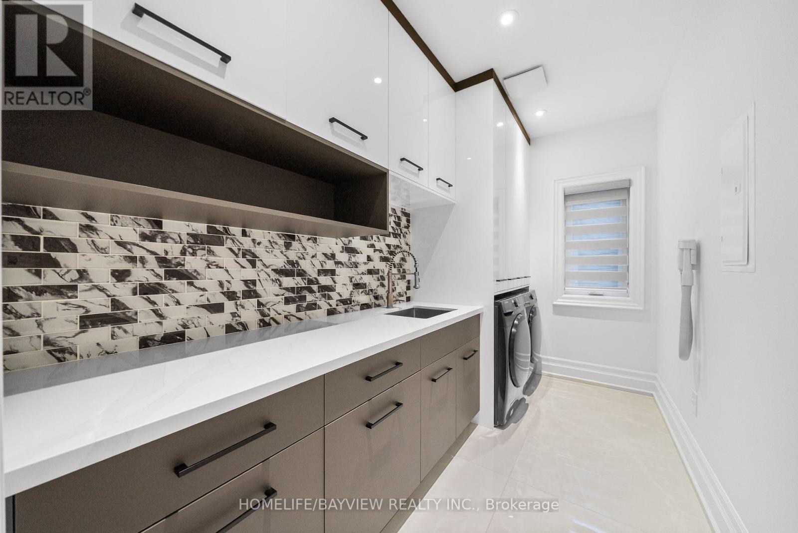 Photo 27 of 35 Harding Boulevard, Richmond Hill ON