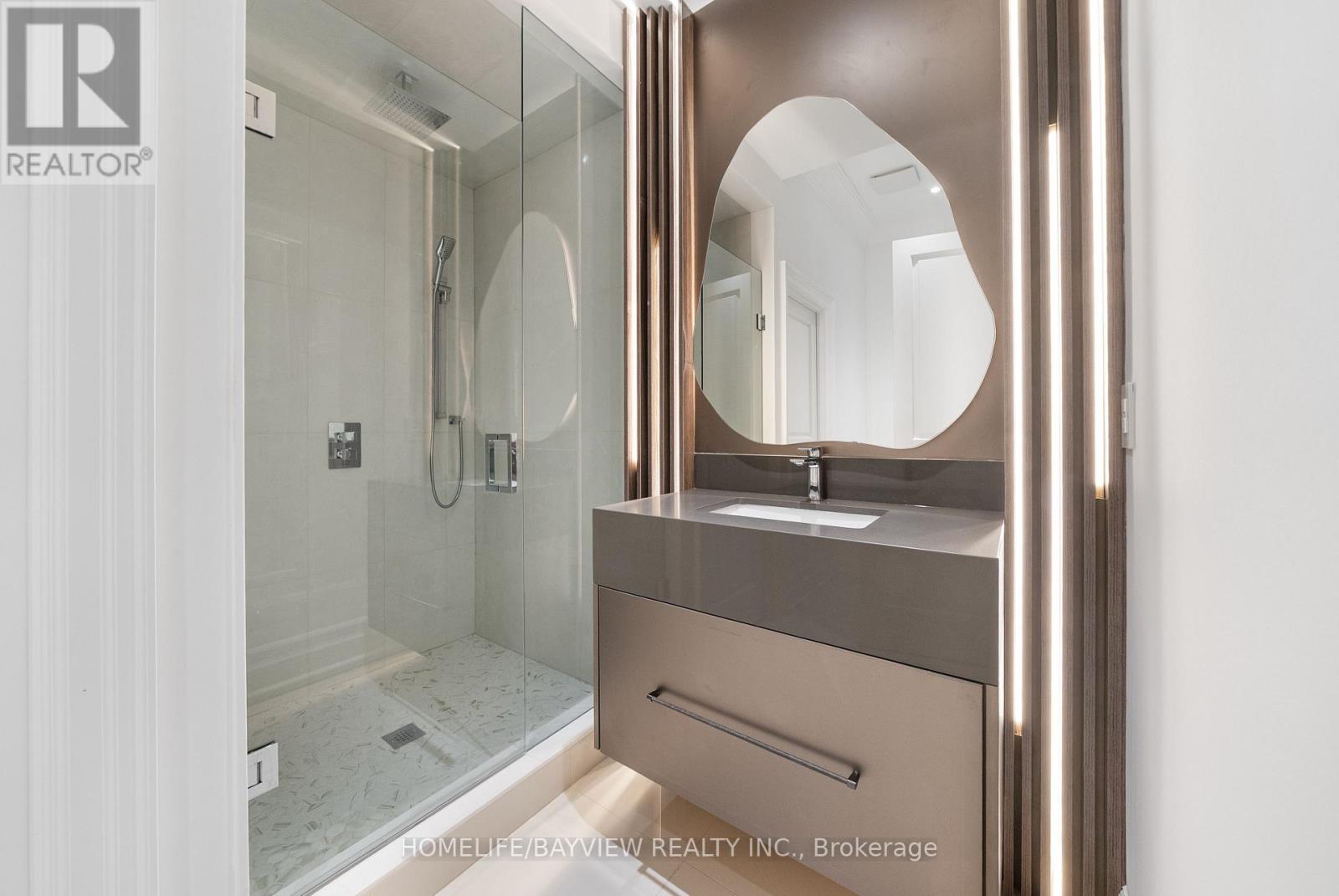 Photo 12 of 35 Harding Boulevard, Richmond Hill ON