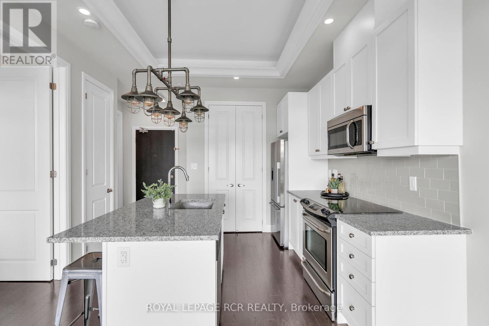 Photo 10 of 409 15277 Yonge Street, Aurora ON