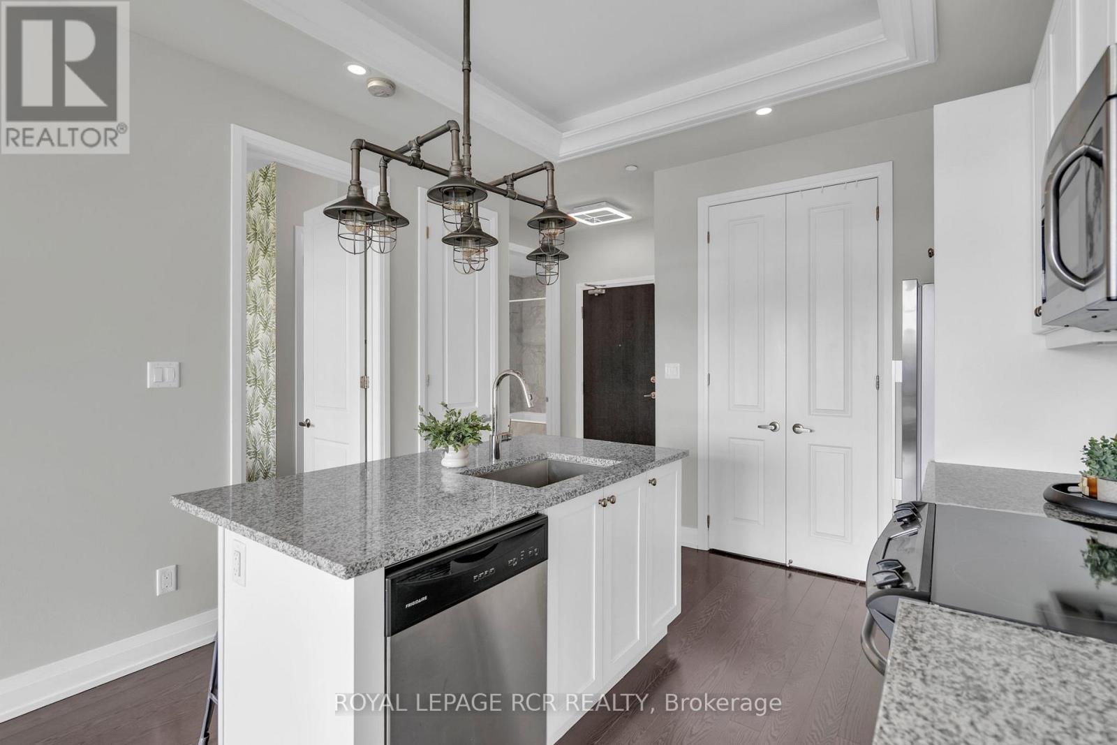 Photo 11 of 409 15277 Yonge Street, Aurora ON