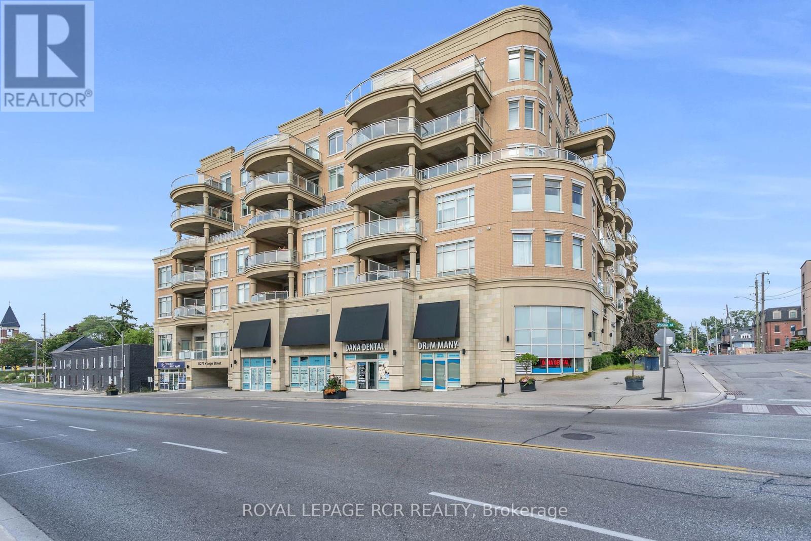 Photo 2 of 409 15277 Yonge Street, Aurora ON