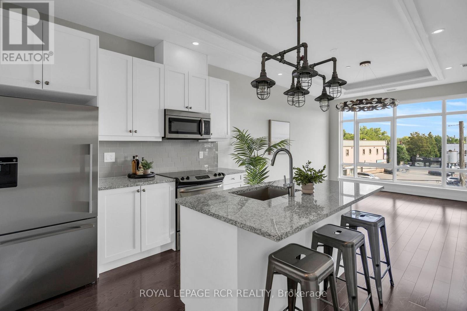 Photo 5 of 409 15277 Yonge Street, Aurora ON