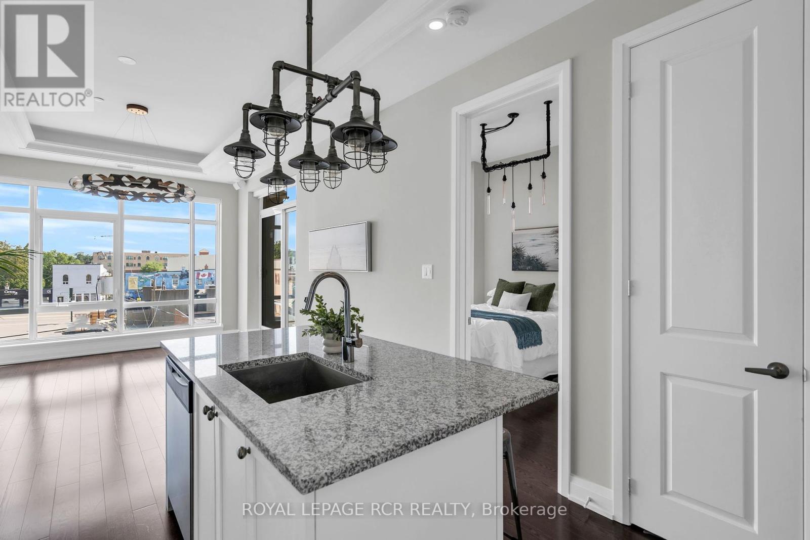 Photo 7 of 409 15277 Yonge Street, Aurora ON