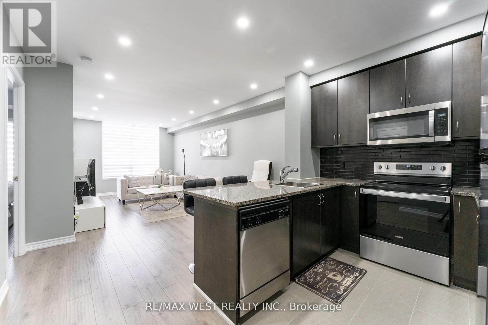 Photo 10 of 916 9225 Jane Street, Vaughan ON