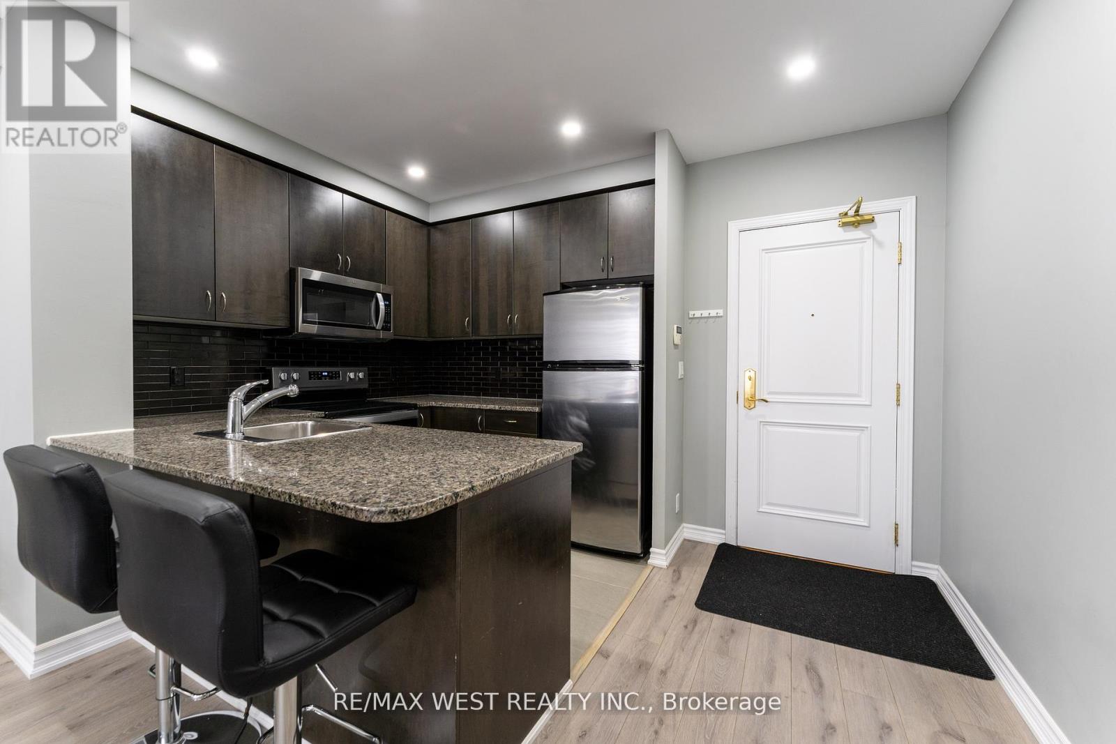 Photo 9 of 916 9225 Jane Street, Vaughan ON