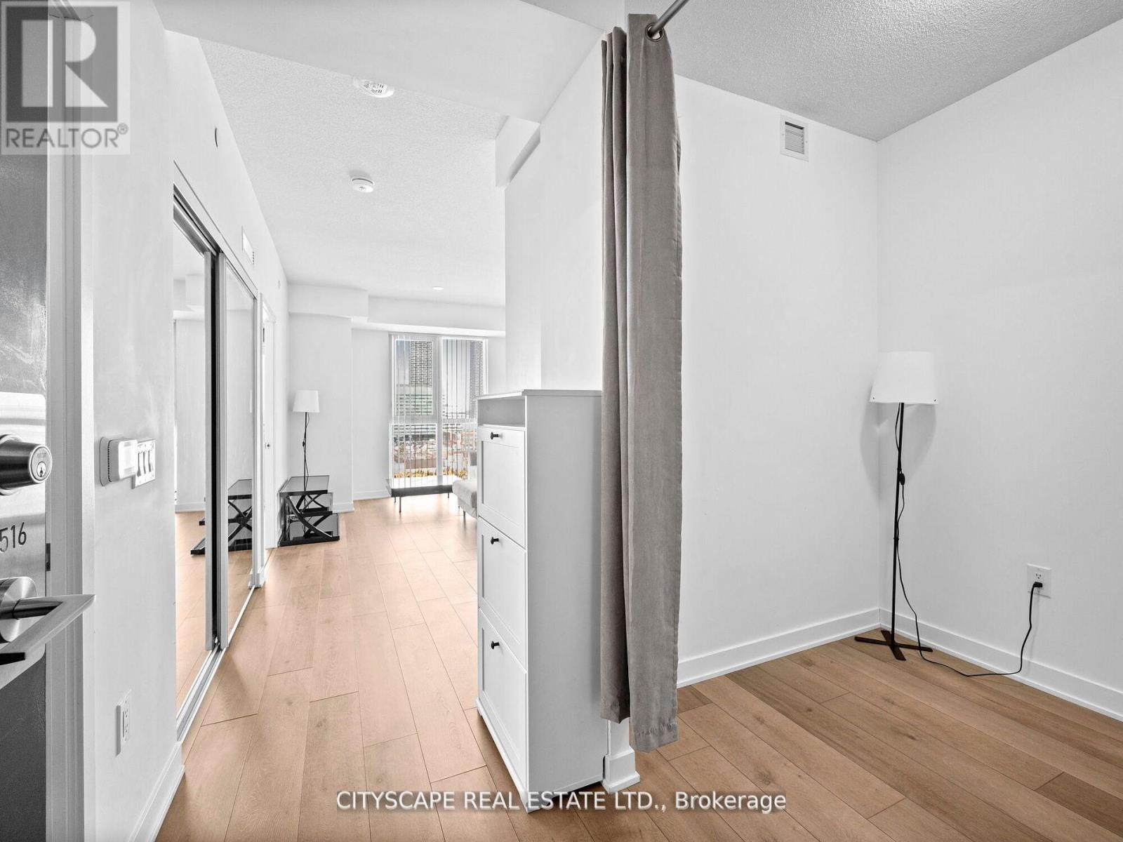 Photo 2 of 1516 10 Honeycrisp Crescent N, Vaughan ON