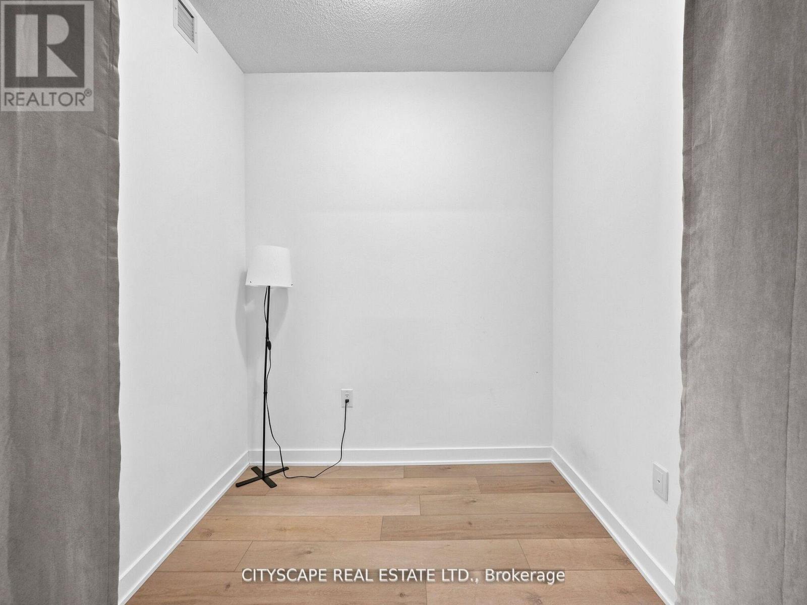 Photo 3 of 1516 10 Honeycrisp Crescent N, Vaughan ON