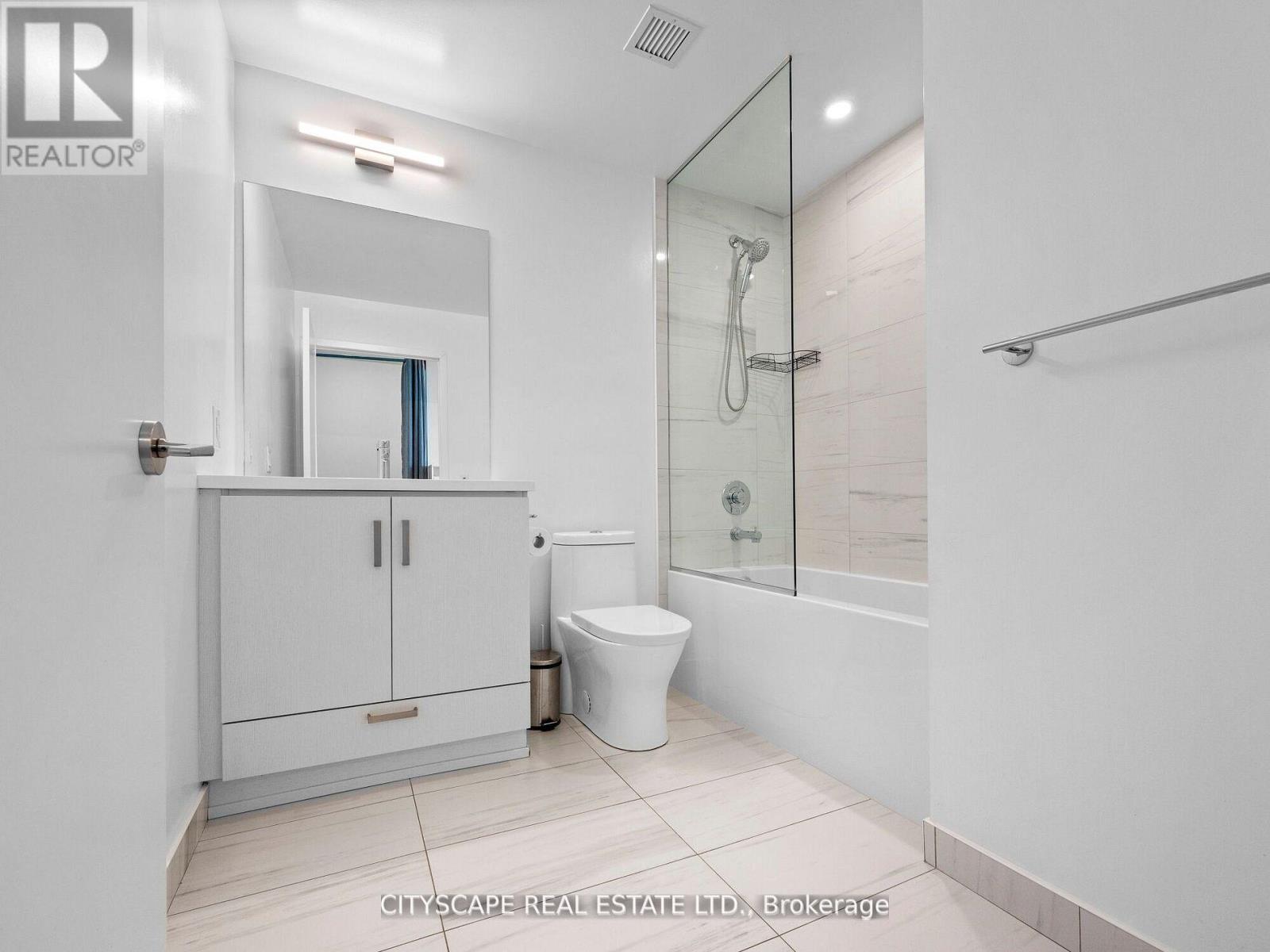 Photo 5 of 1516 10 Honeycrisp Crescent N, Vaughan ON