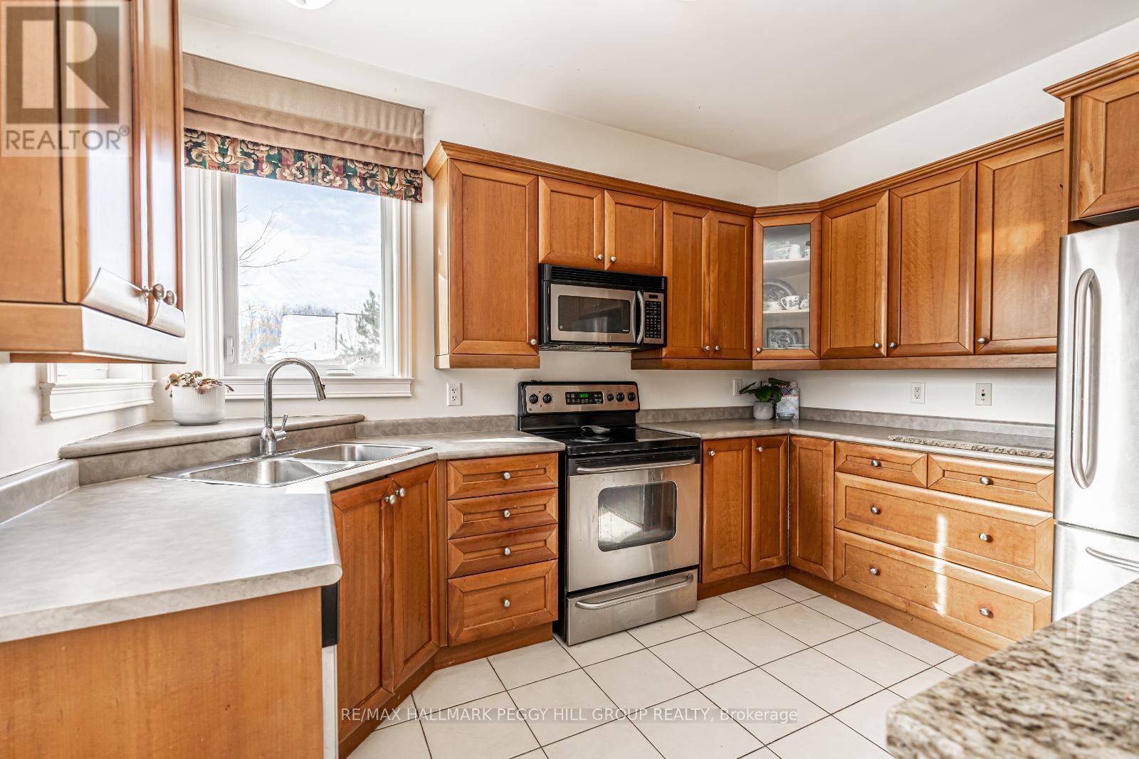 Photo 4 of 32 Basswood Circle, Oromedonte ON