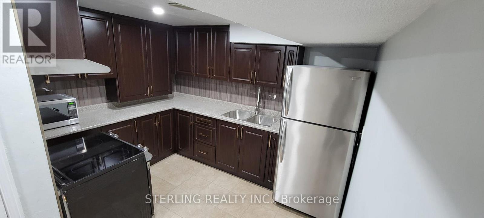 Photo 7 of 21 Foxacre Row, Brampton ON