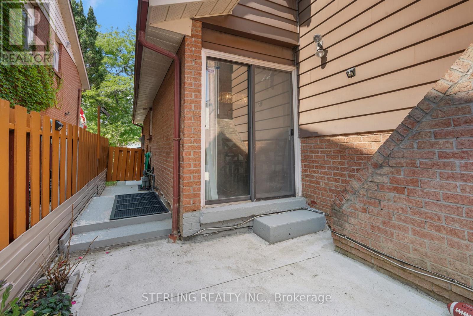 Photo 18 of 21 Foxacre Row, Brampton ON