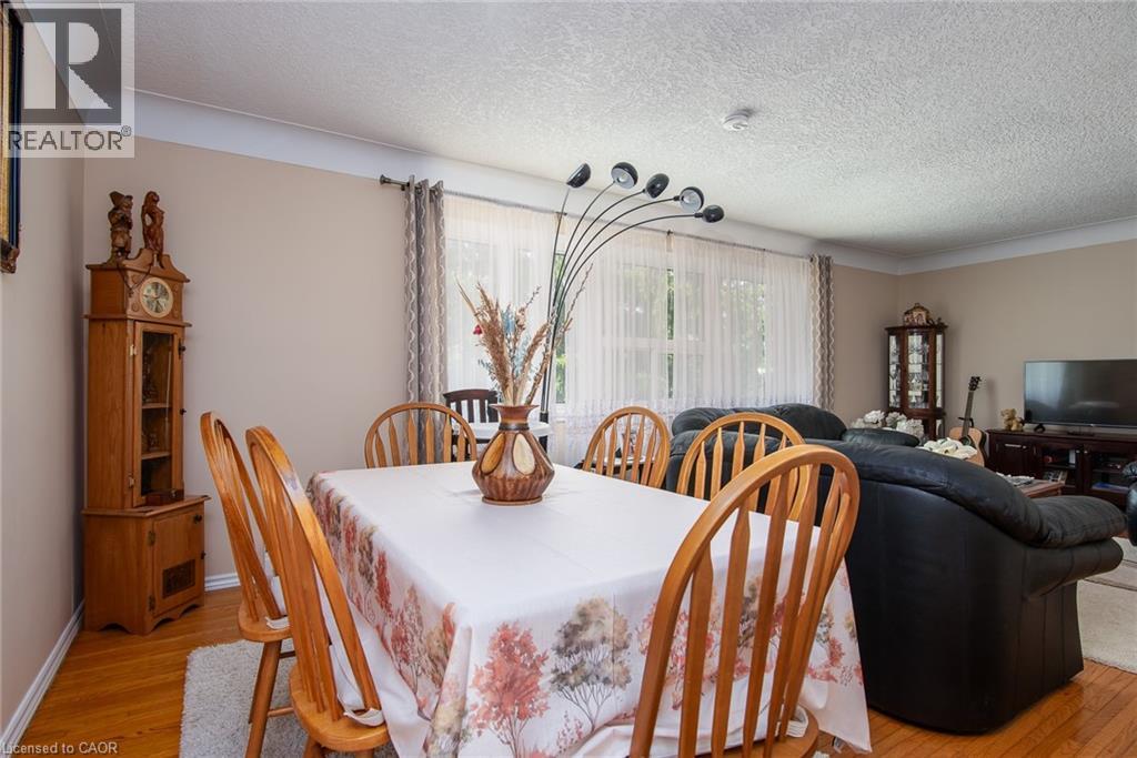 Photo 18 of 129 River Road E, Kitchener ON