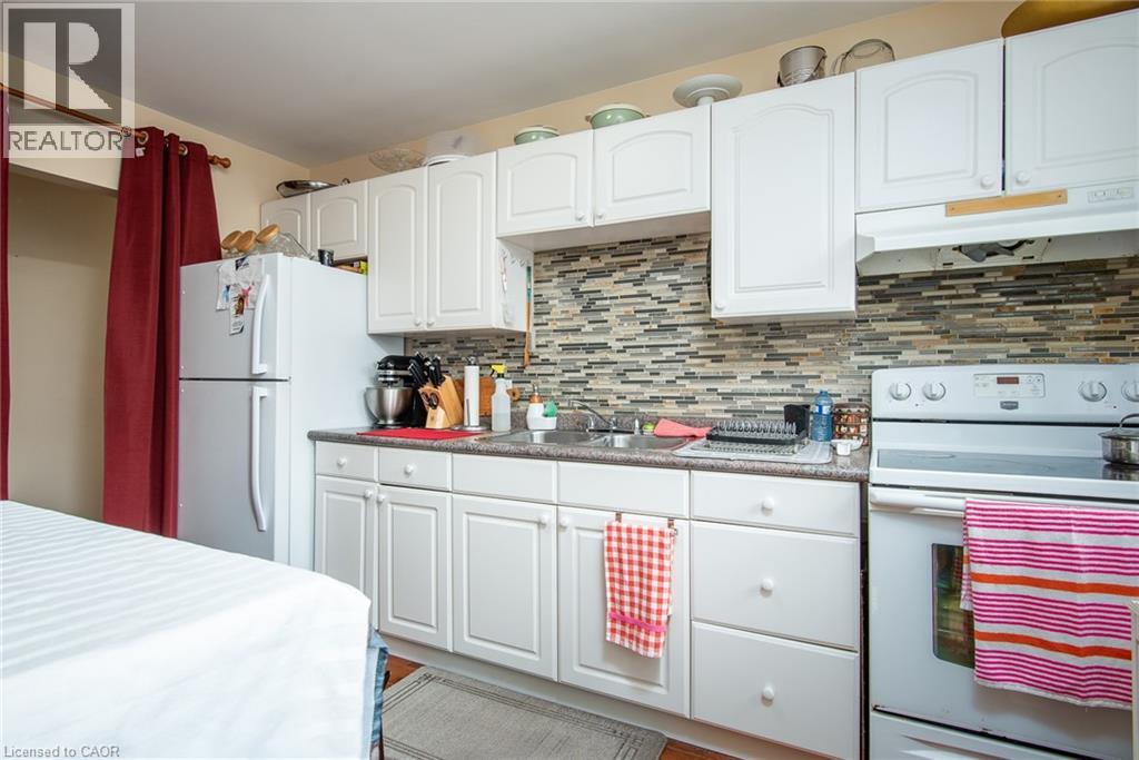 Photo 21 of 129 River Road E, Kitchener ON
