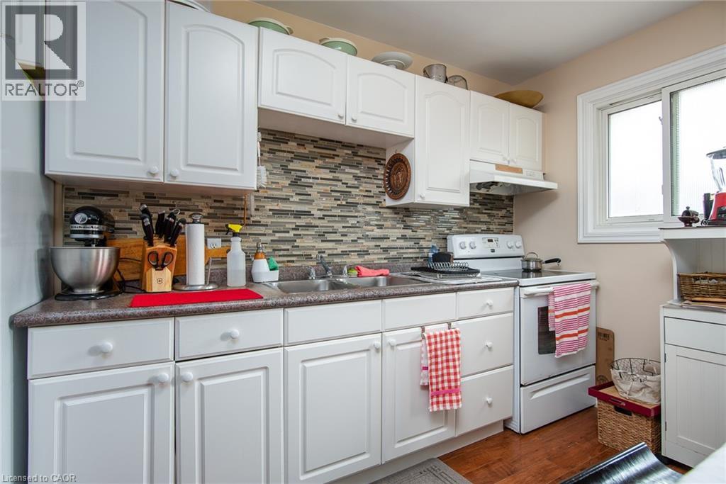 Photo 20 of 129 River Road E, Kitchener ON