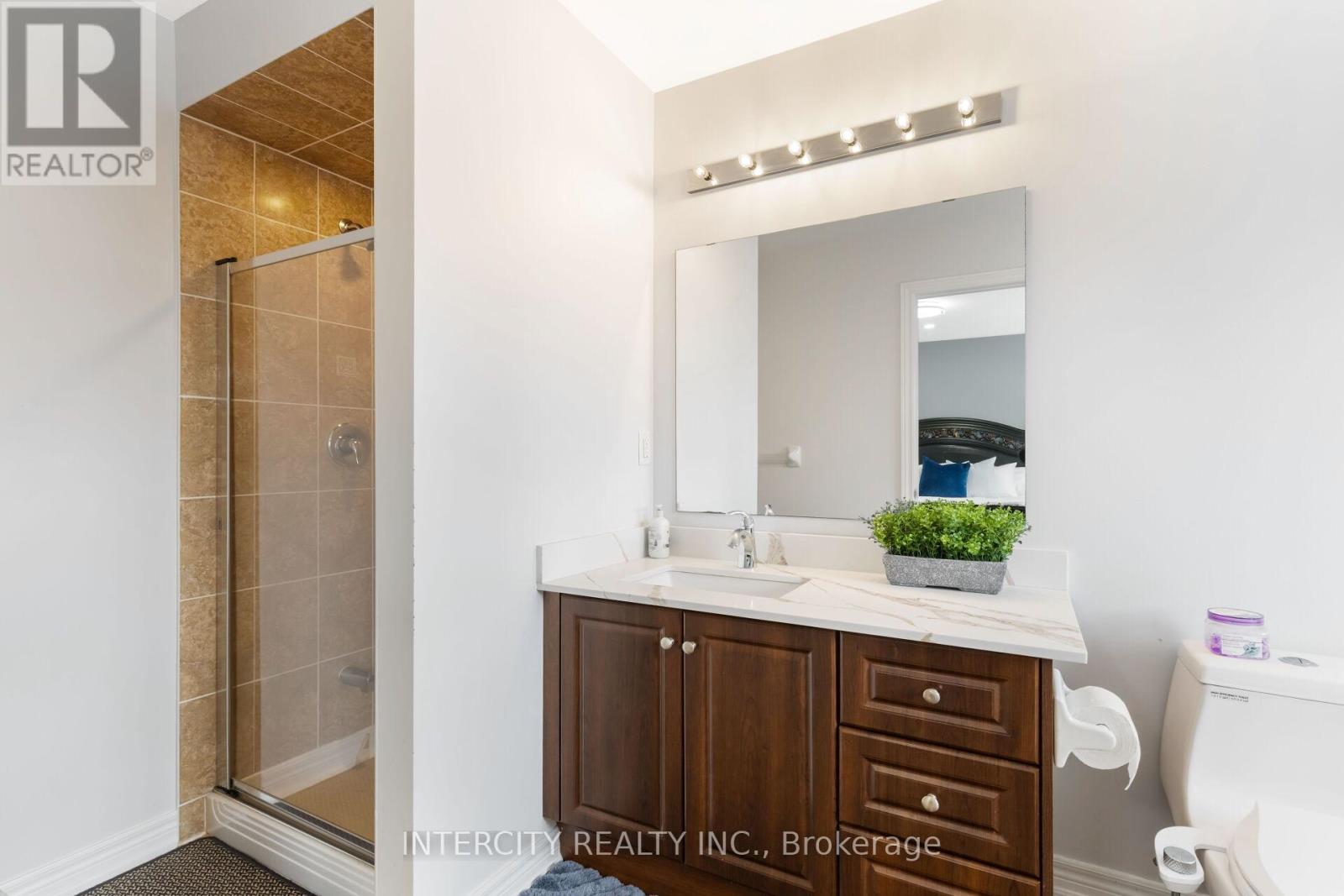 Photo 27 of 20 Vanderpool Crescent, Brampton ON