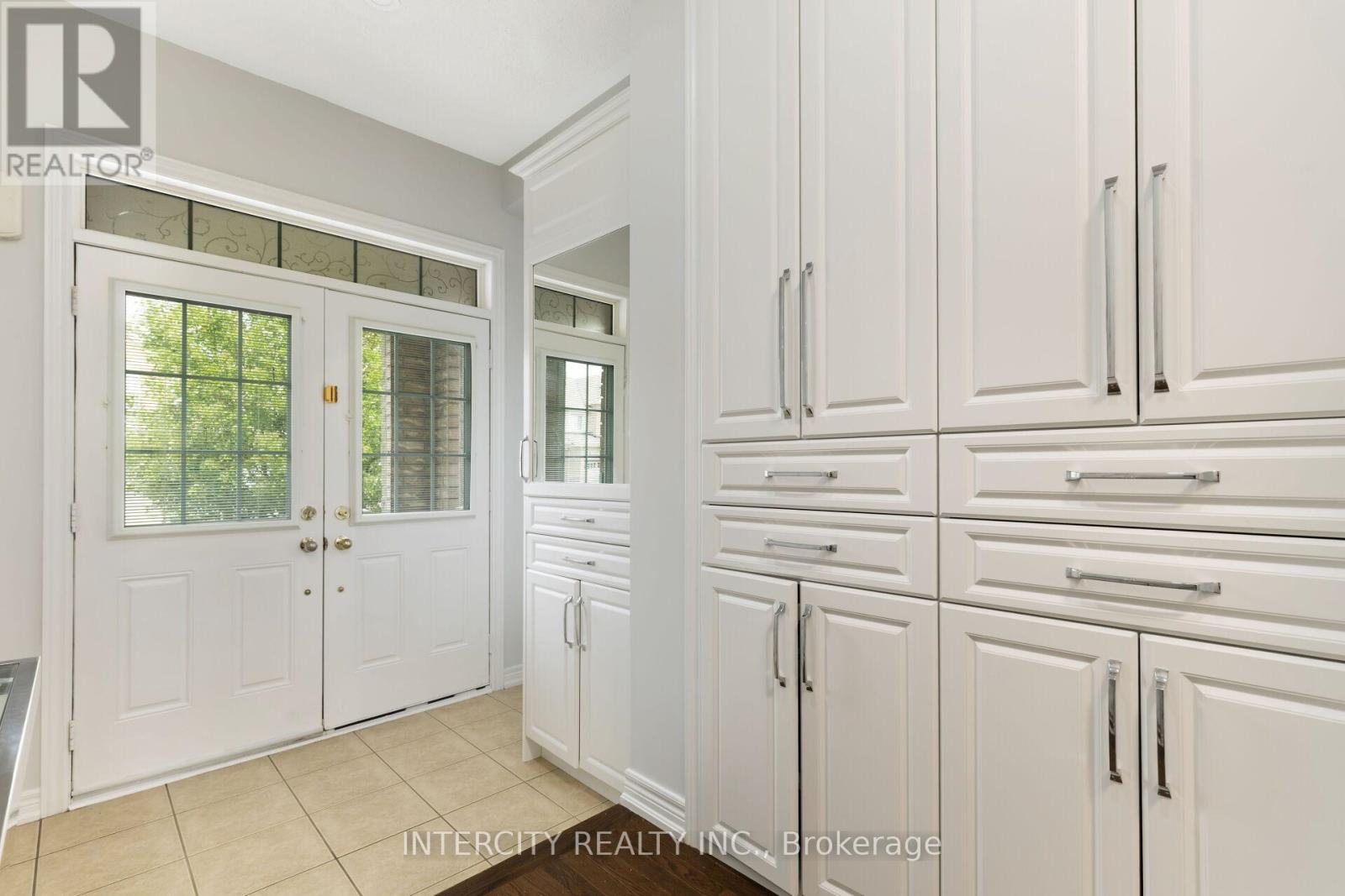 Photo 4 of 20 Vanderpool Crescent, Brampton ON