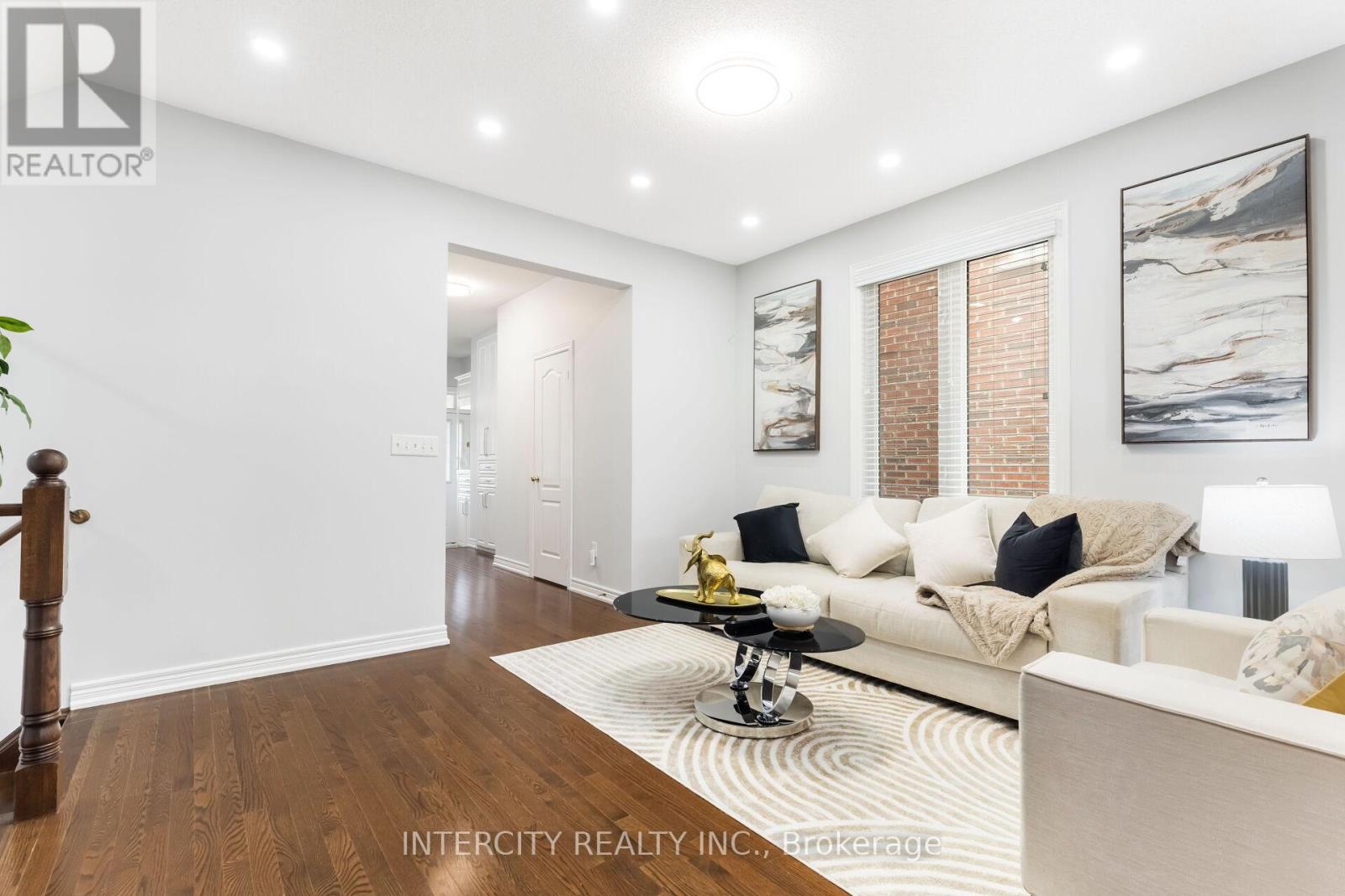 Photo 8 of 20 Vanderpool Crescent, Brampton ON