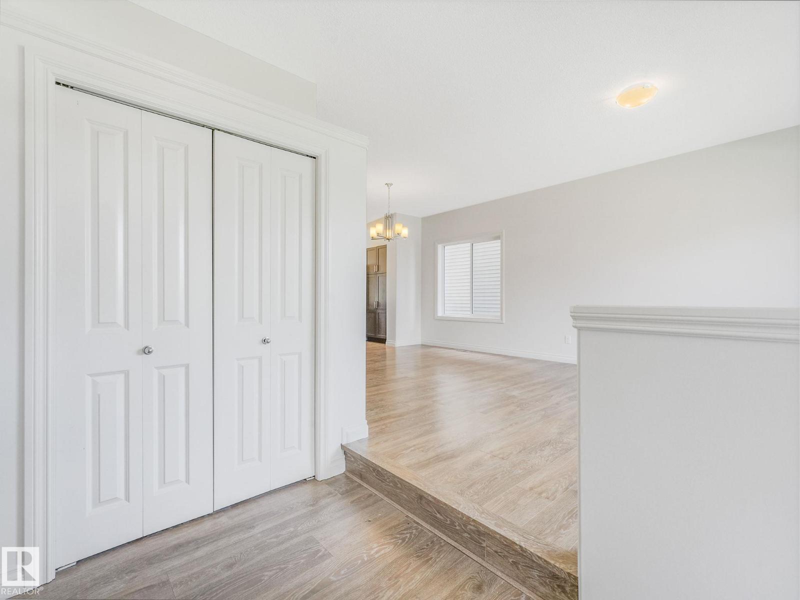 Photo 8 of 22223 89 Av Nw Nw, Edmonton AB