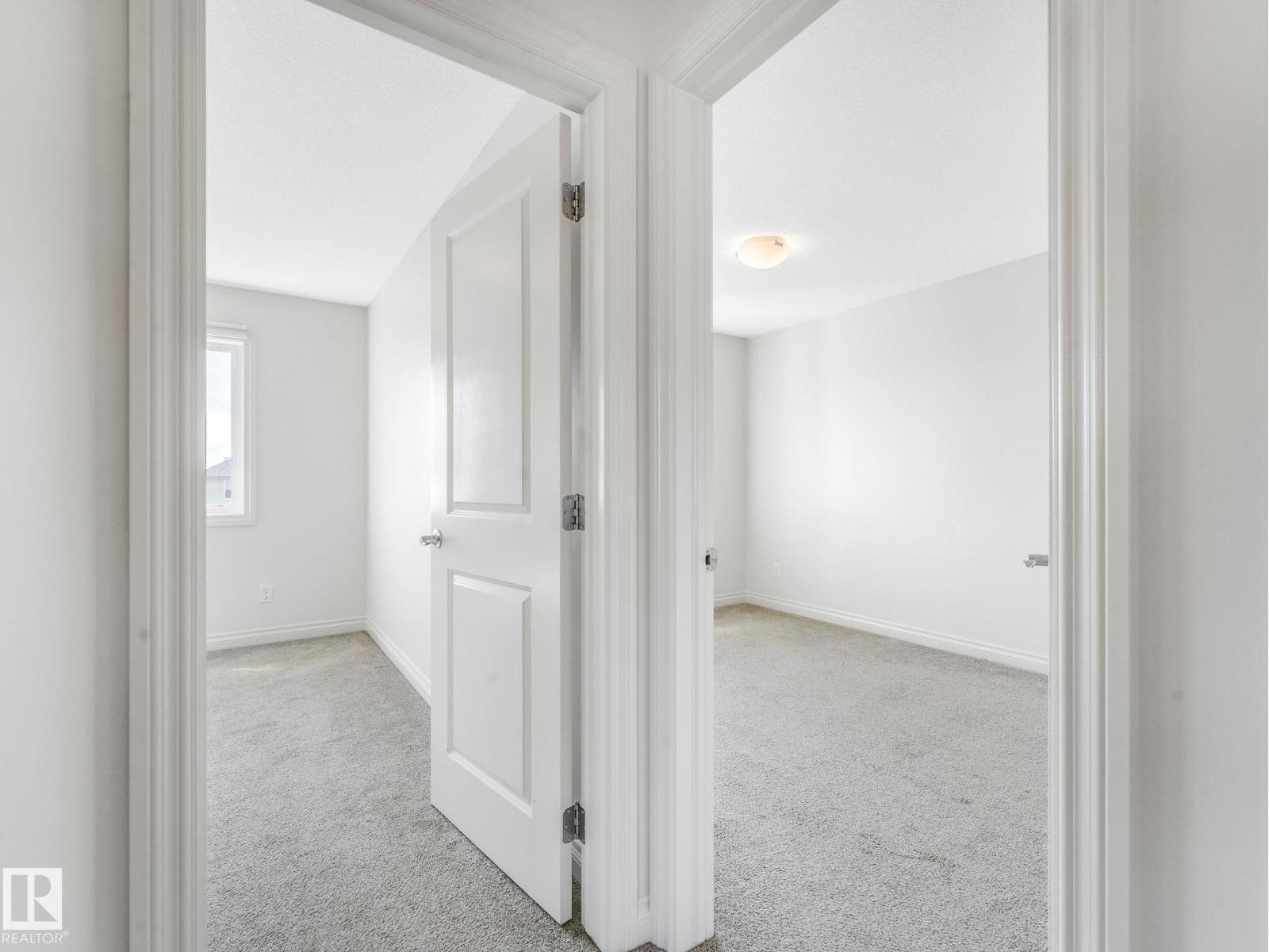 Photo 5 of 22223 89 Av Nw Nw, Edmonton AB