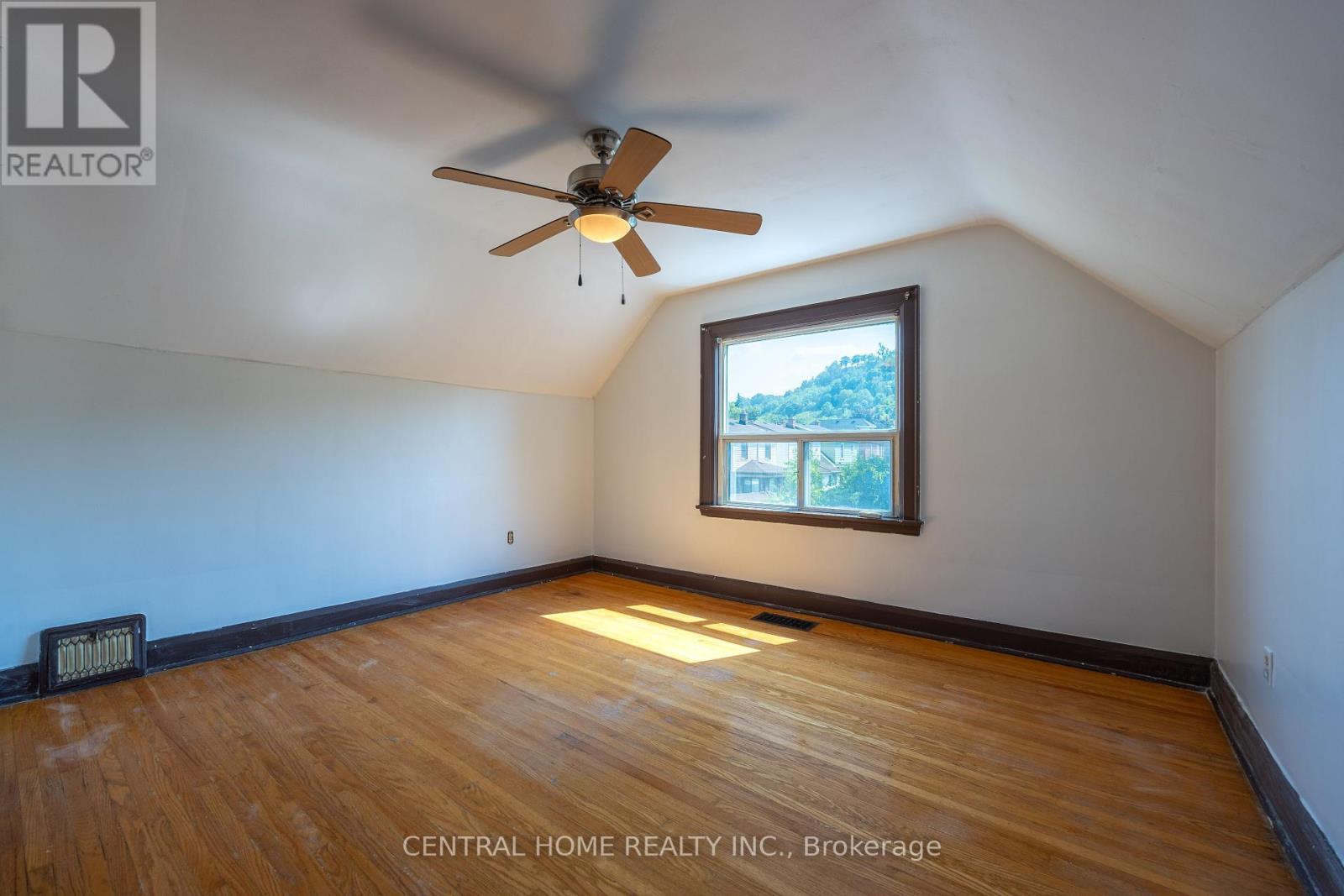 Photo 13 of 1650 King Street E, Hamilton ON