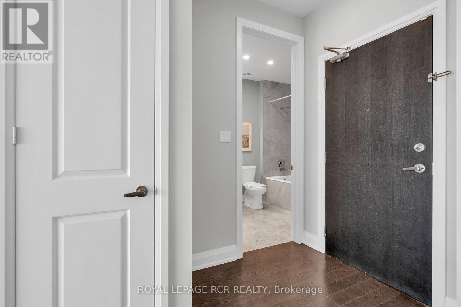 Photo 28 of 409 15277 Yonge Street, Aurora ON
