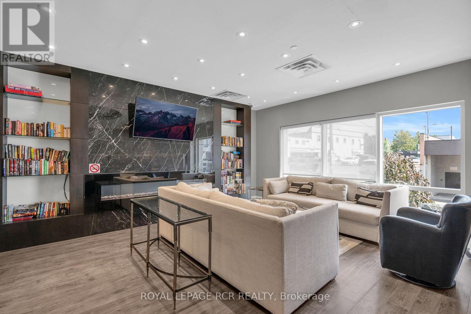 Photo 33 of 409 15277 Yonge Street, Aurora ON