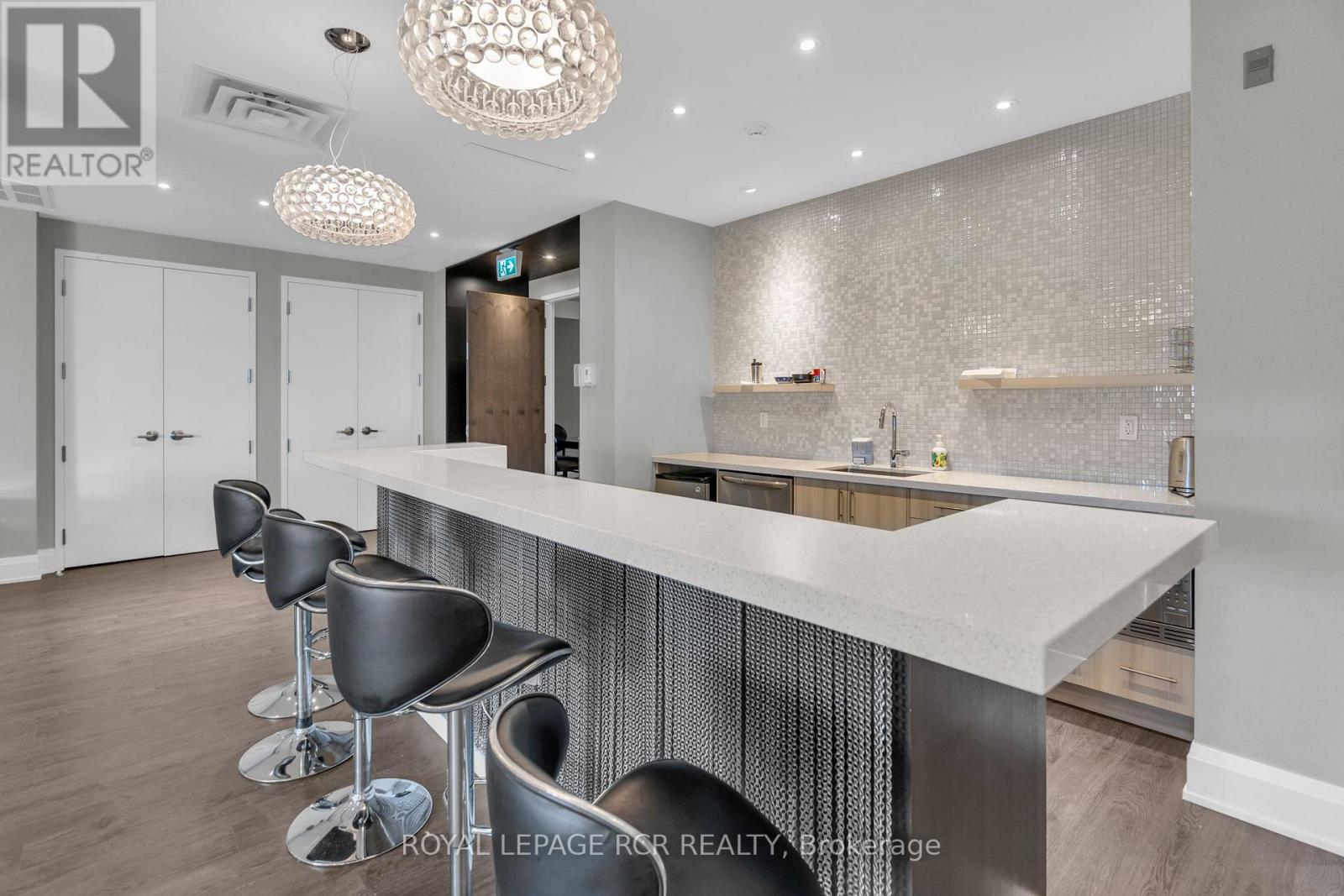 Photo 35 of 409 15277 Yonge Street, Aurora ON