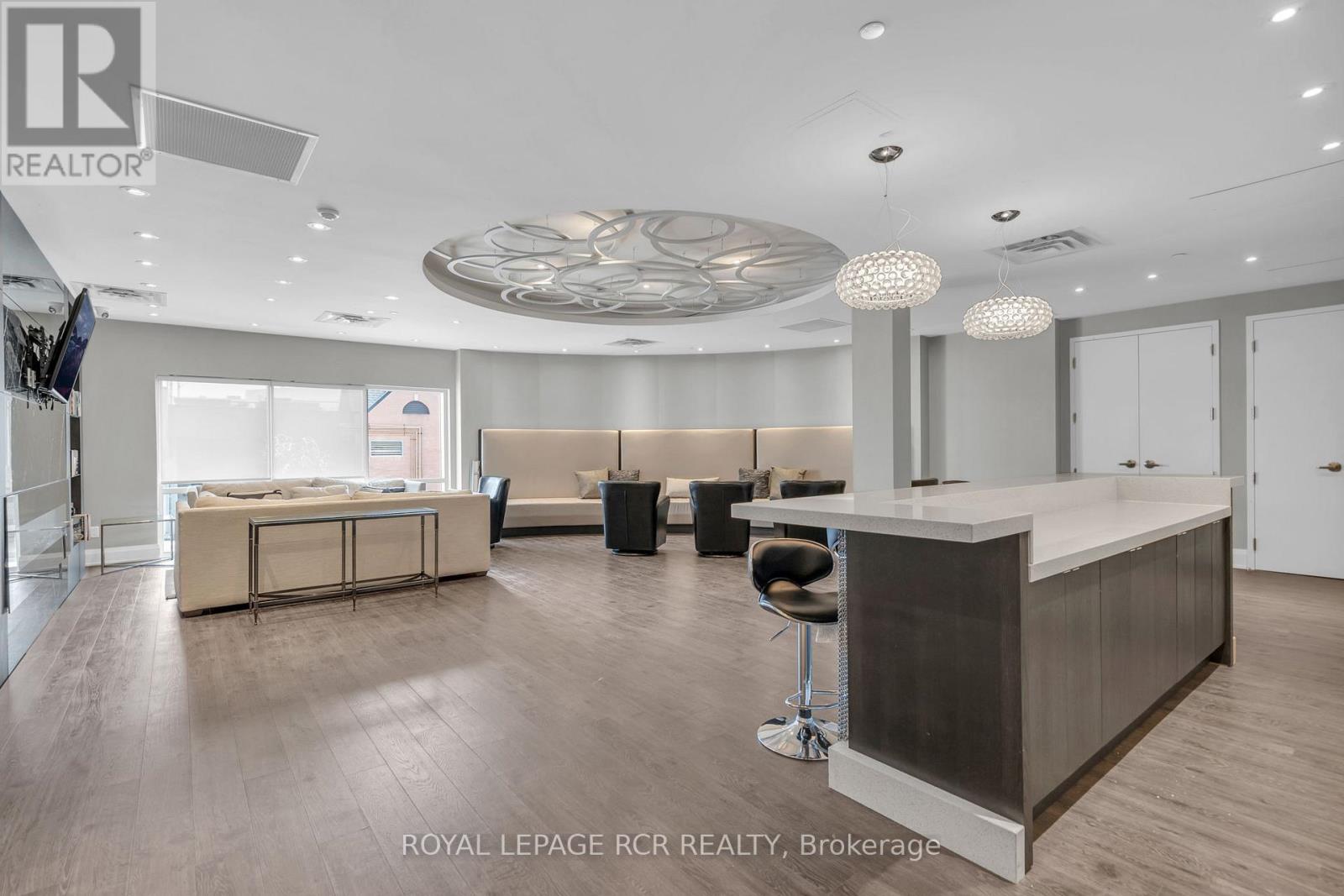 Photo 34 of 409 15277 Yonge Street, Aurora ON