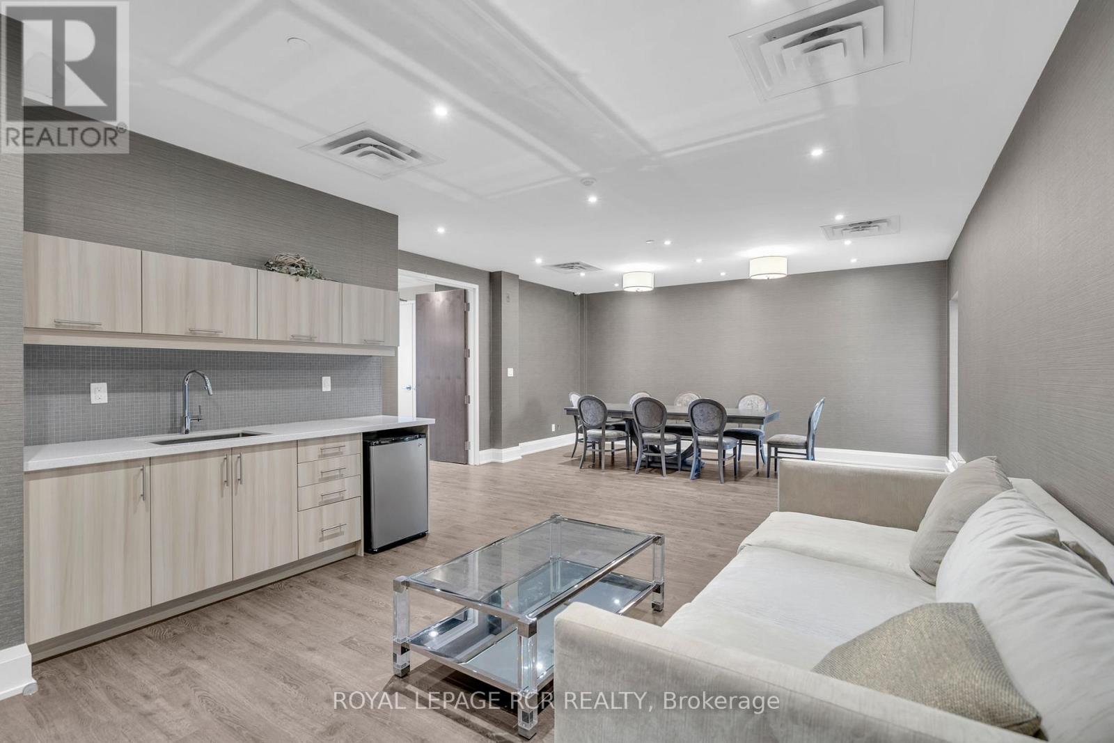 Photo 36 of 409 15277 Yonge Street, Aurora ON