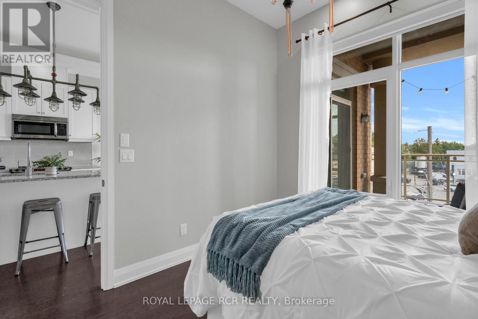 Photo 25 of 409 15277 Yonge Street, Aurora ON
