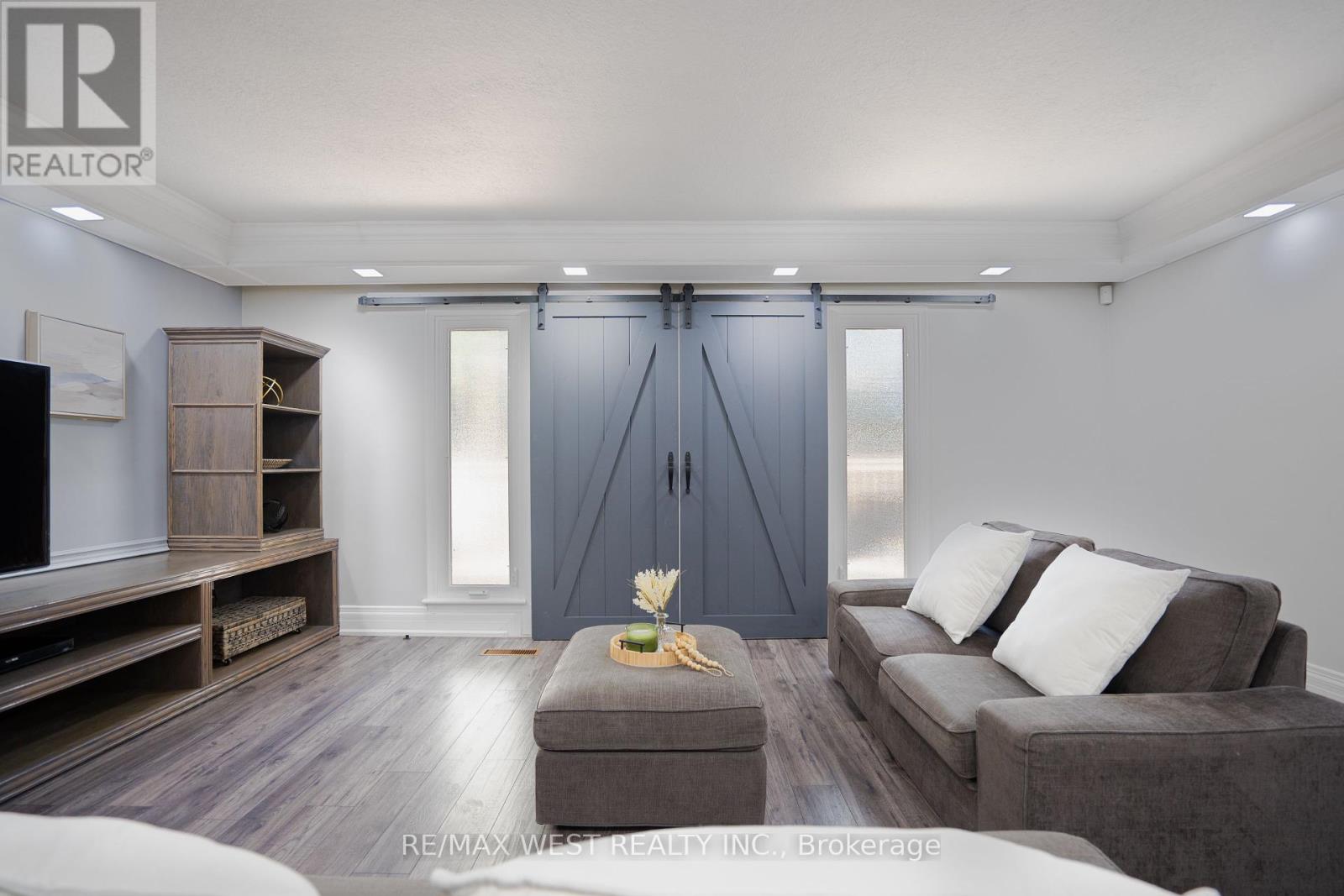 Photo 10 of 4 Elmview Court, Toronto ON