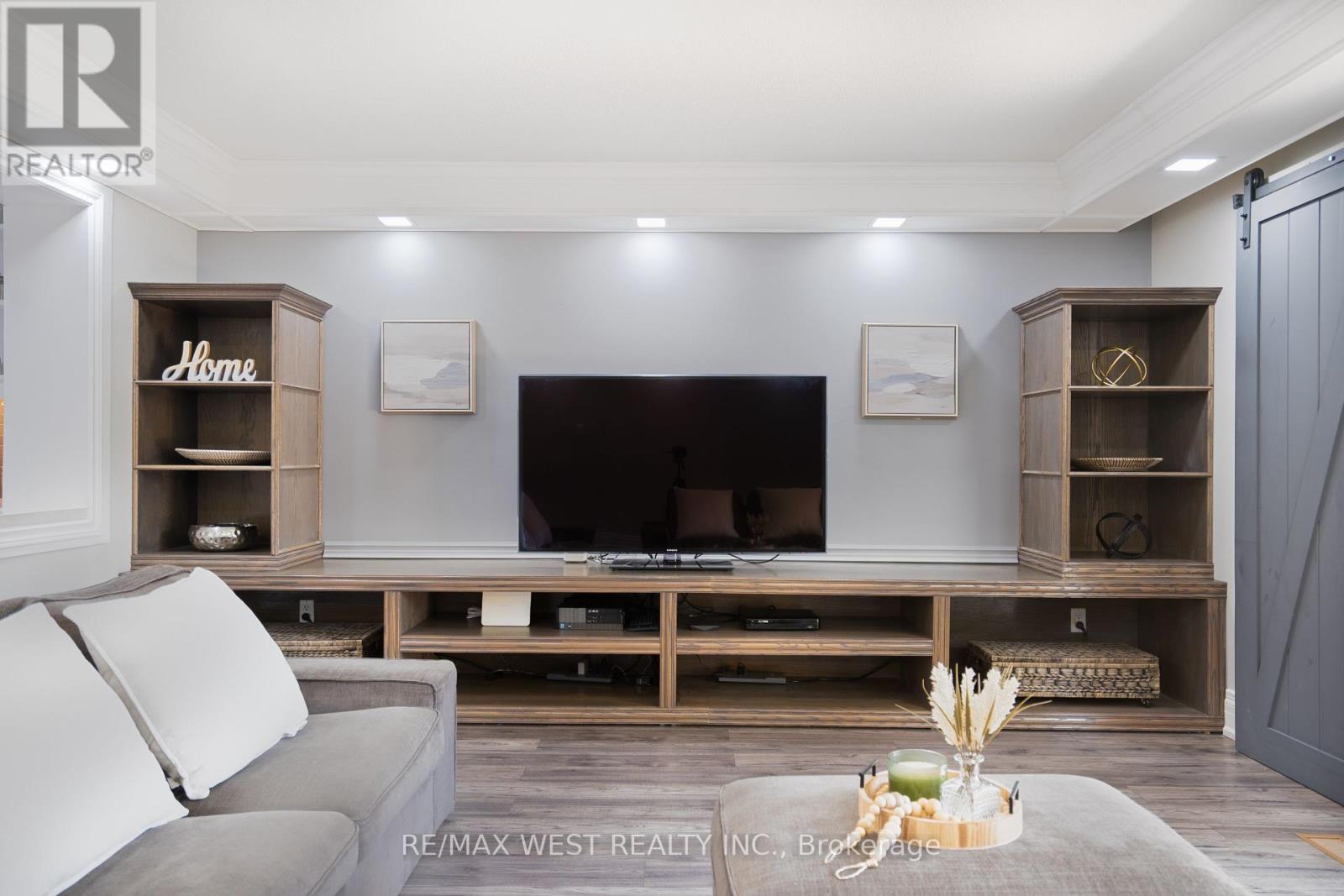 Photo 8 of 4 Elmview Court, Toronto ON