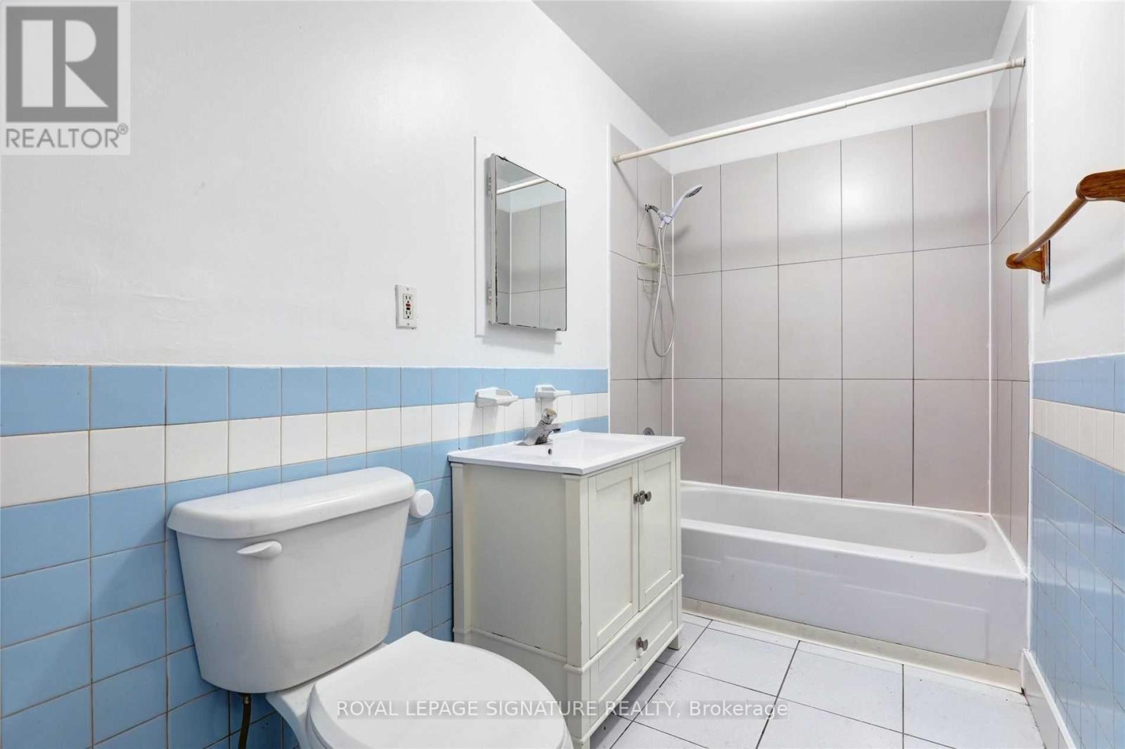 Photo 16 of 2 937 Danforth Avenue, Toronto ON