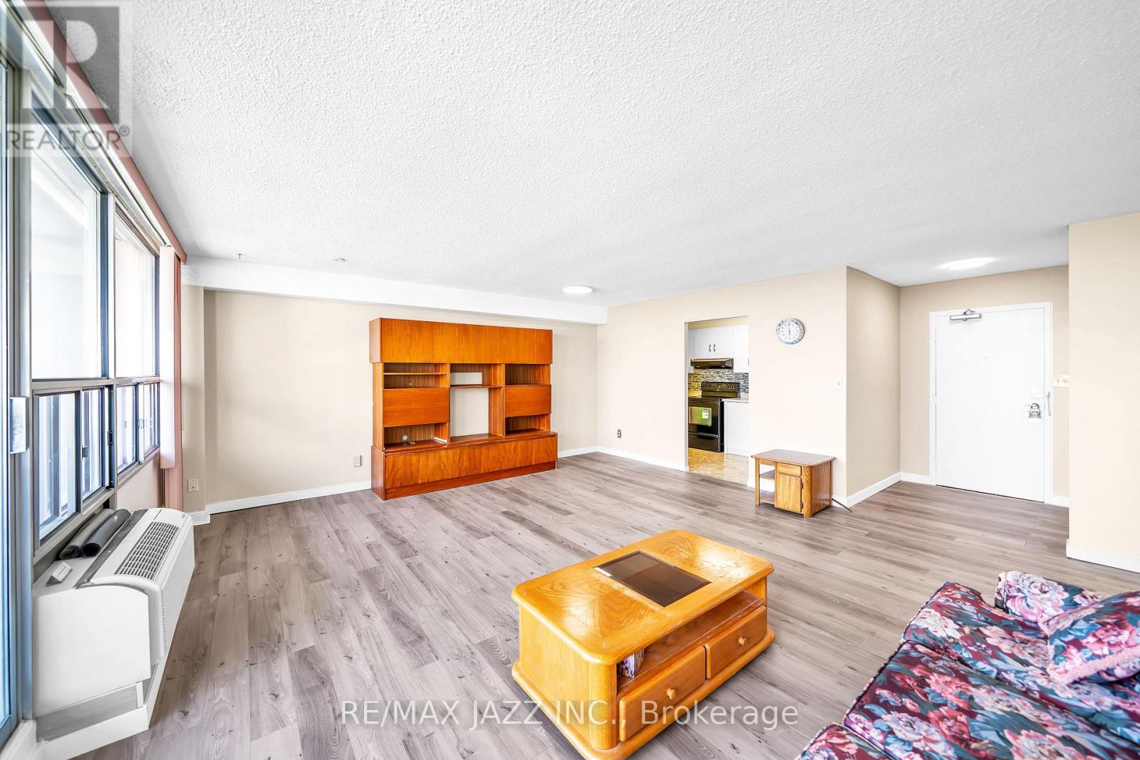 Photo 7 of 1214 55 William Street E, Oshawa ON