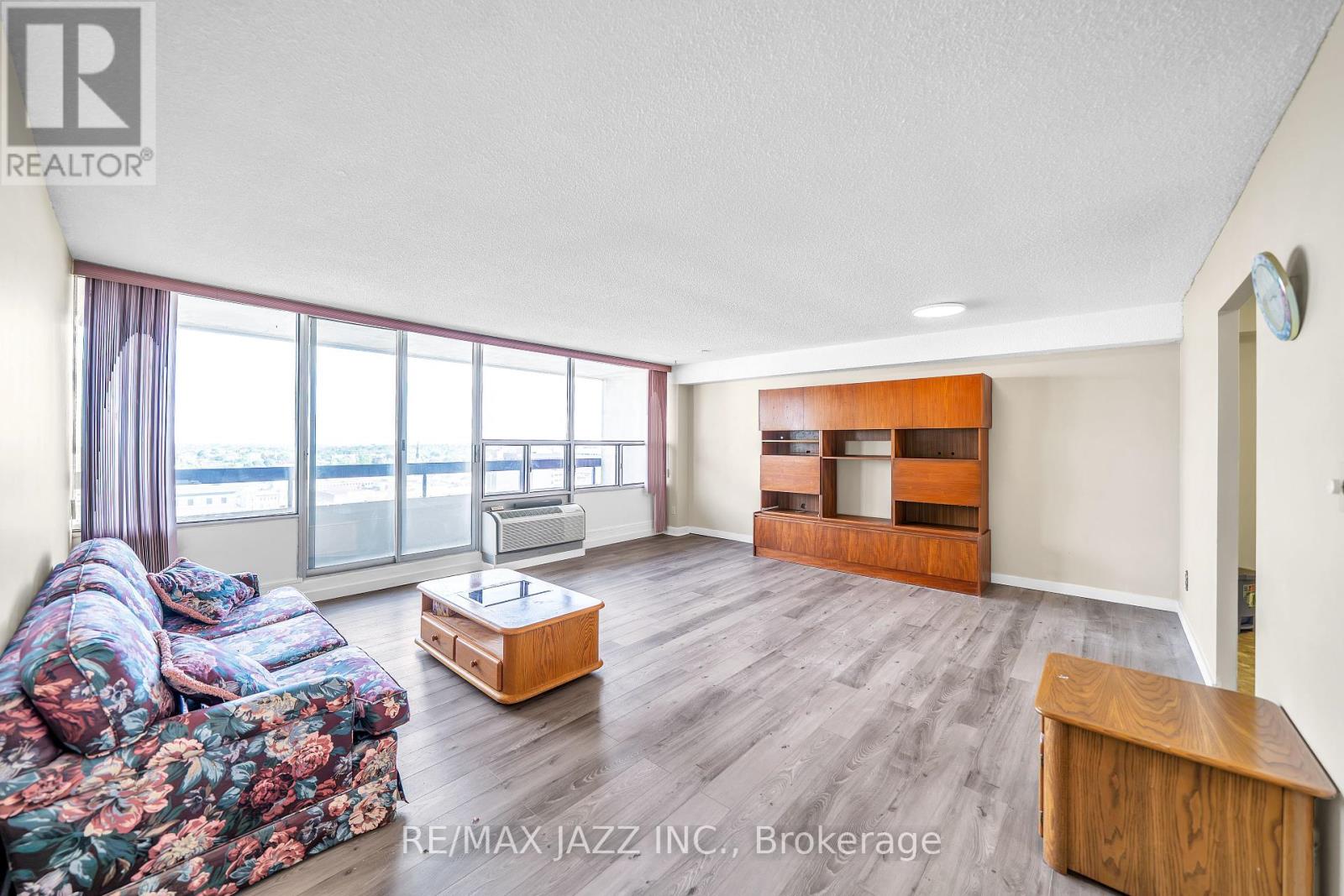 Photo 8 of 1214 55 William Street E, Oshawa ON