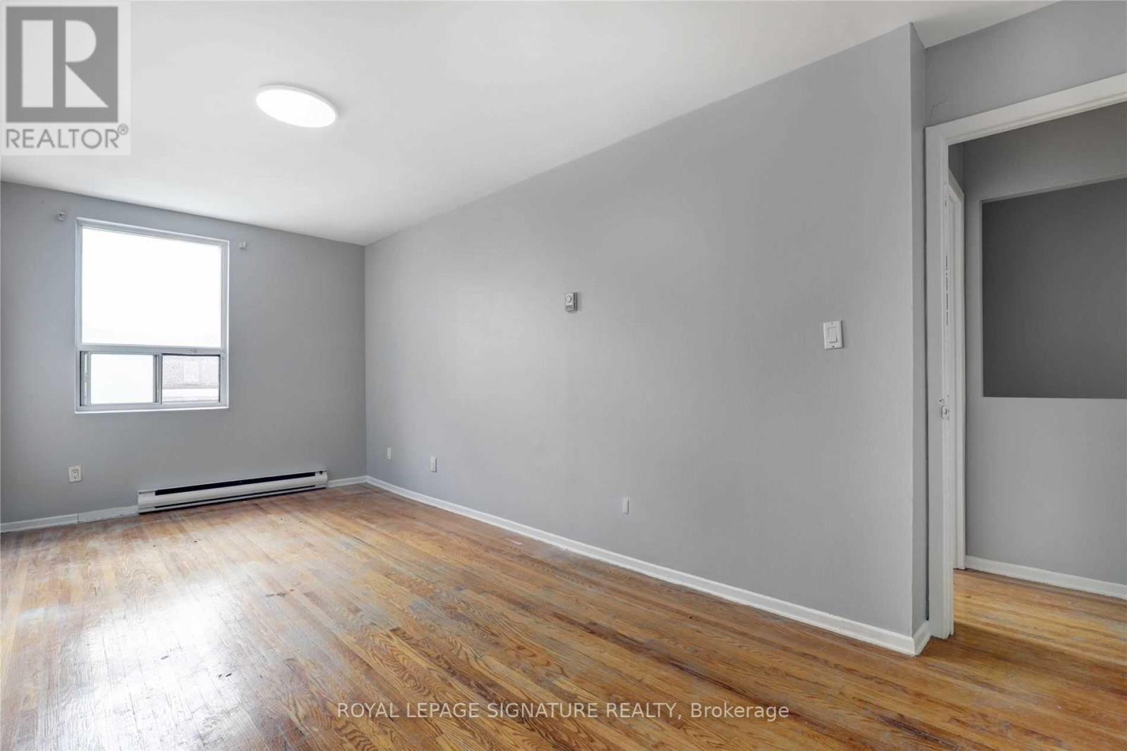 Photo 15 of 2 937 Danforth Avenue, Toronto ON