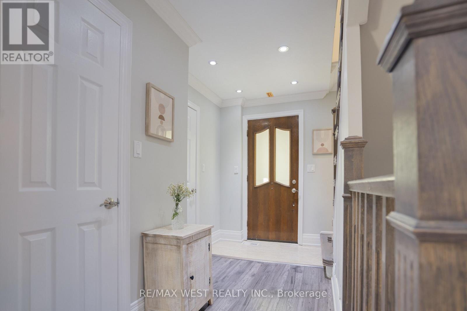Photo 18 of 4 Elmview Court, Toronto ON