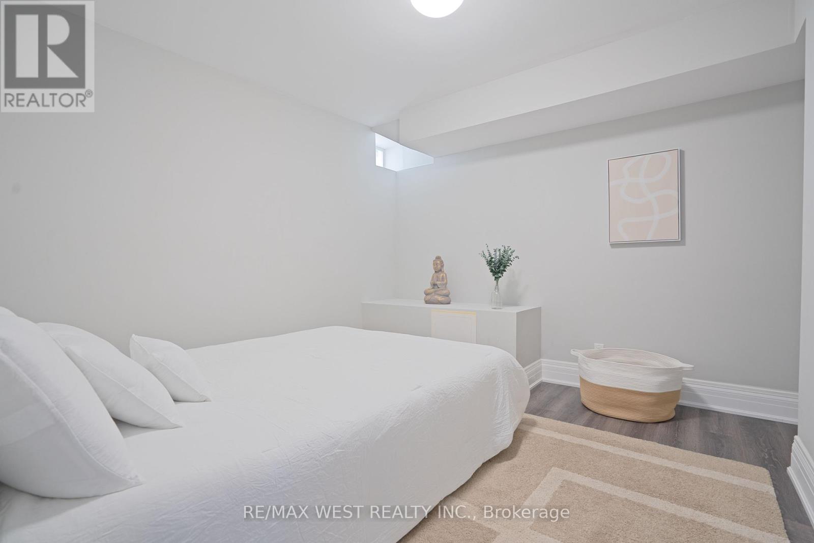 Photo 32 of 4 Elmview Court, Toronto ON